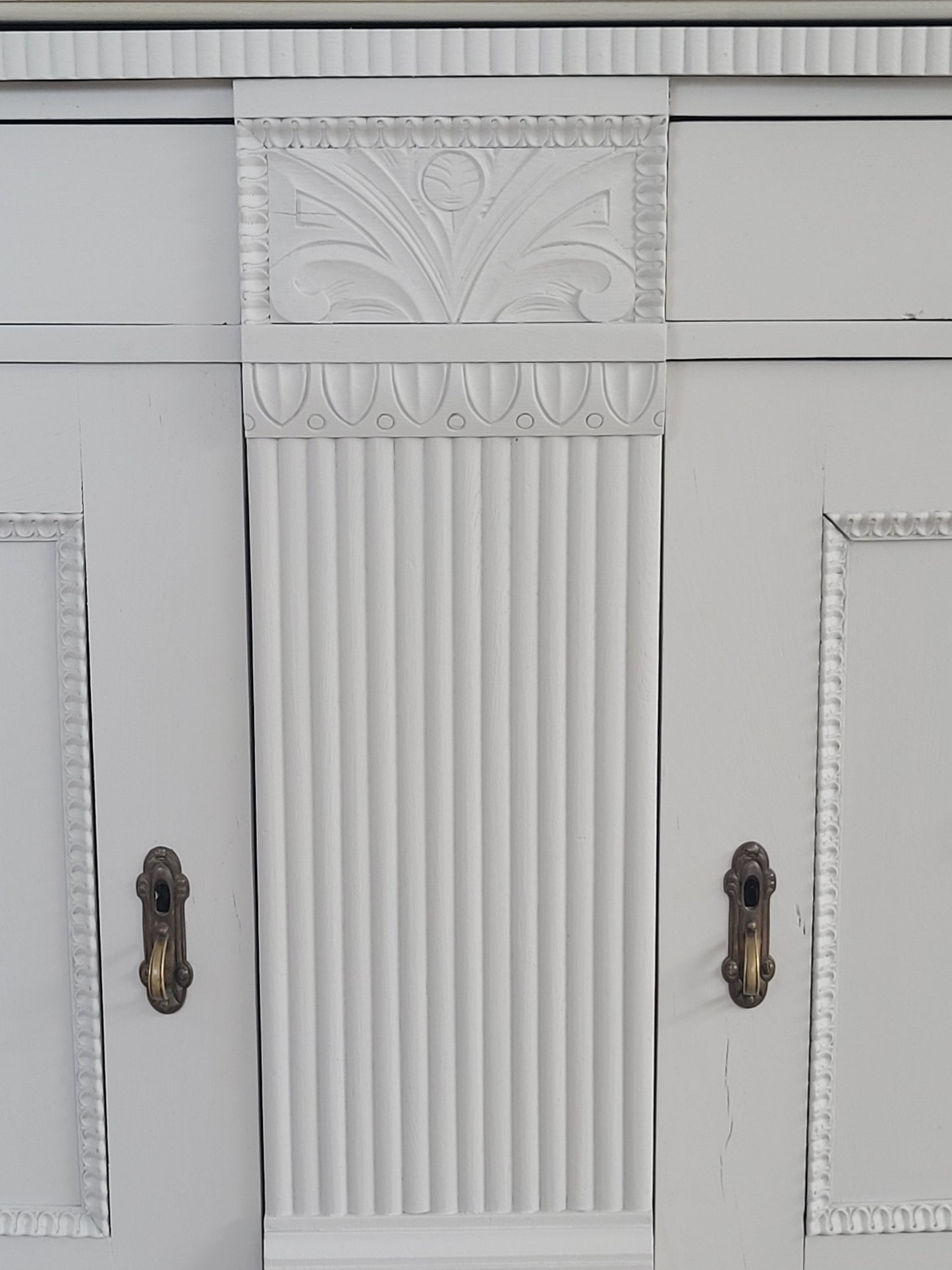 Exklusives antikes Landhaus- Buffet "Amiens" neu gestaltet