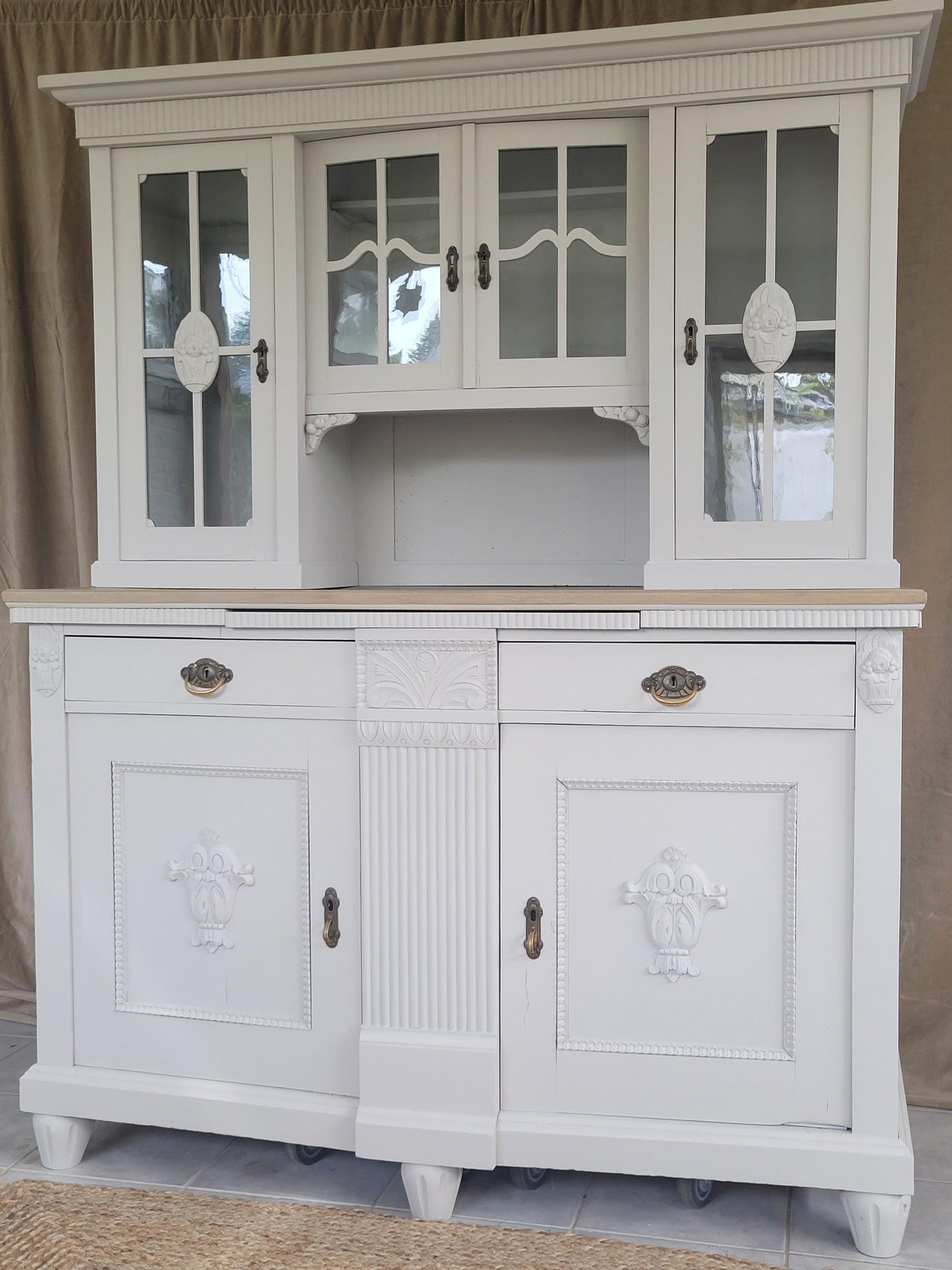 Exklusives antikes Landhaus- Buffet "Amiens" neu gestaltet
