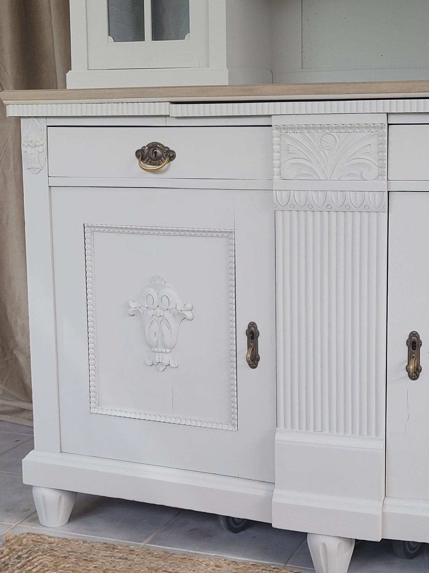 Exklusives antikes Landhaus- Buffet "Amiens" neu gestaltet