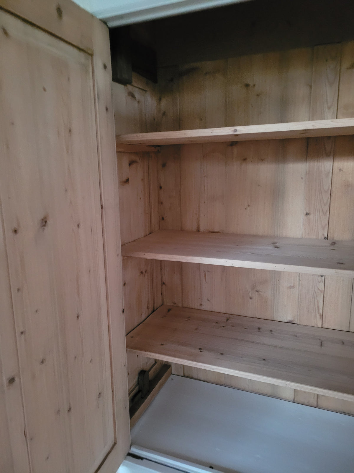 Antiker massiver Wäscheschrank "Aurelia"