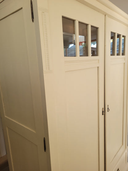 ENDOFSUMMERSALE - Antiker Dielen-/Kleider-Schrank "Eleonore" frisch aufgemöbelt