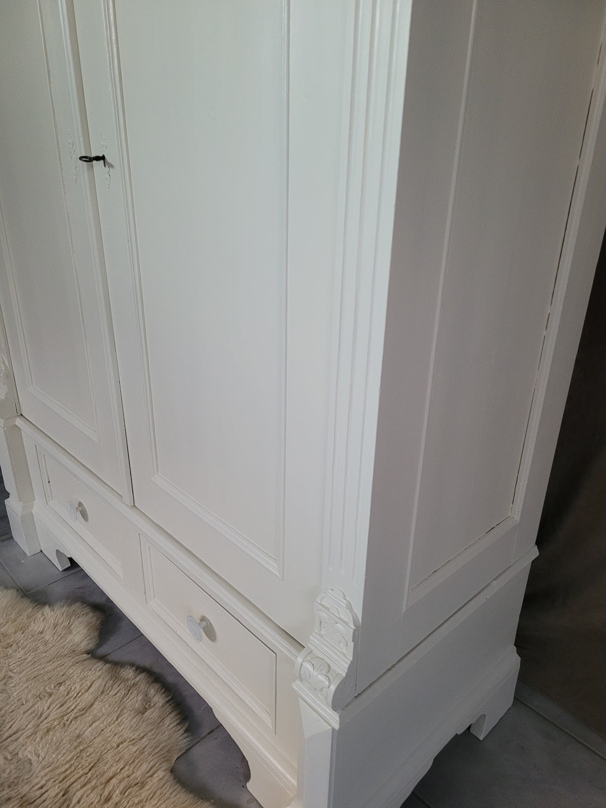 Antiker massiver Wäscheschrank "Aurelia"