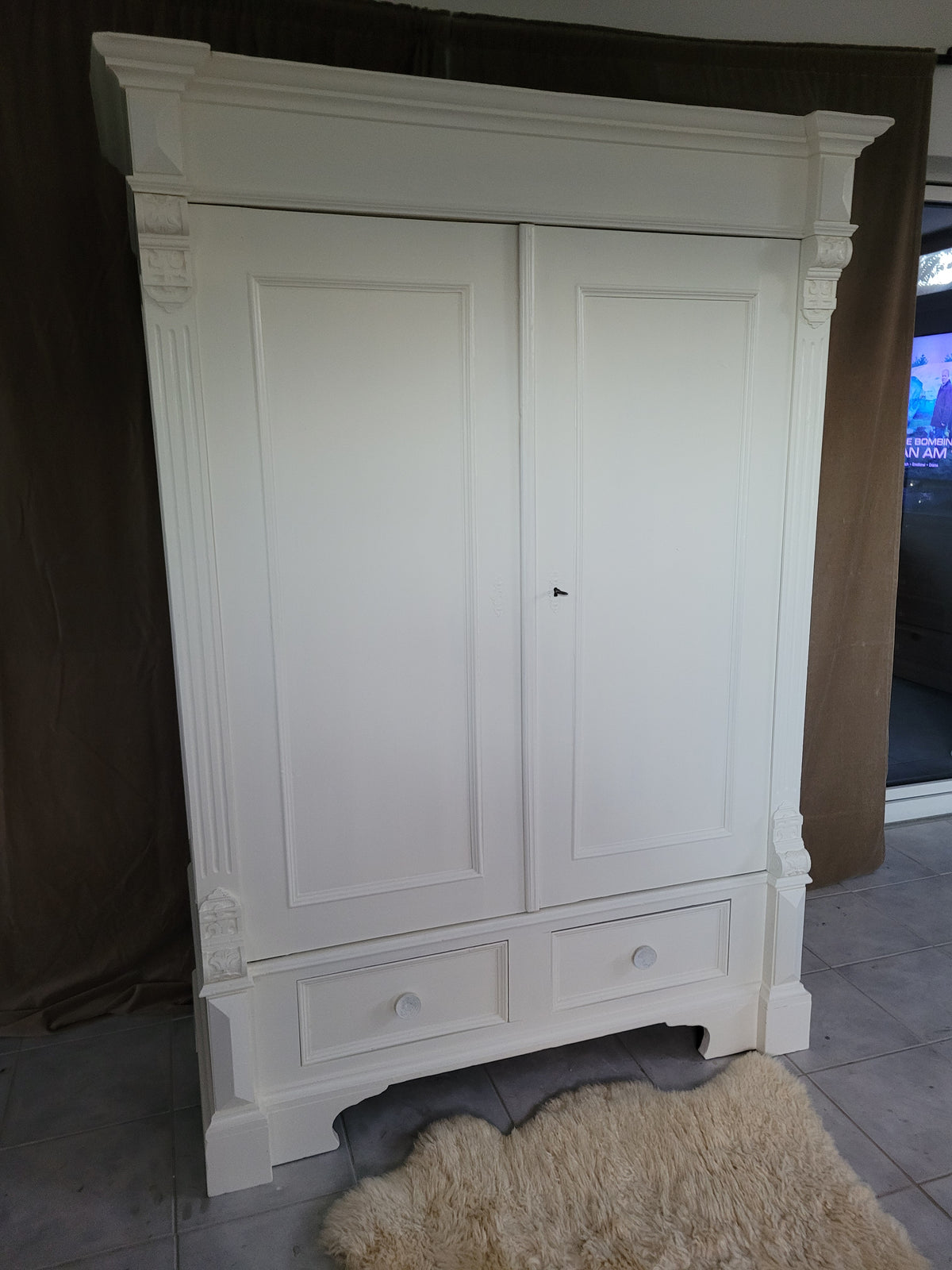 Antiker massiver Wäscheschrank "Aurelia"