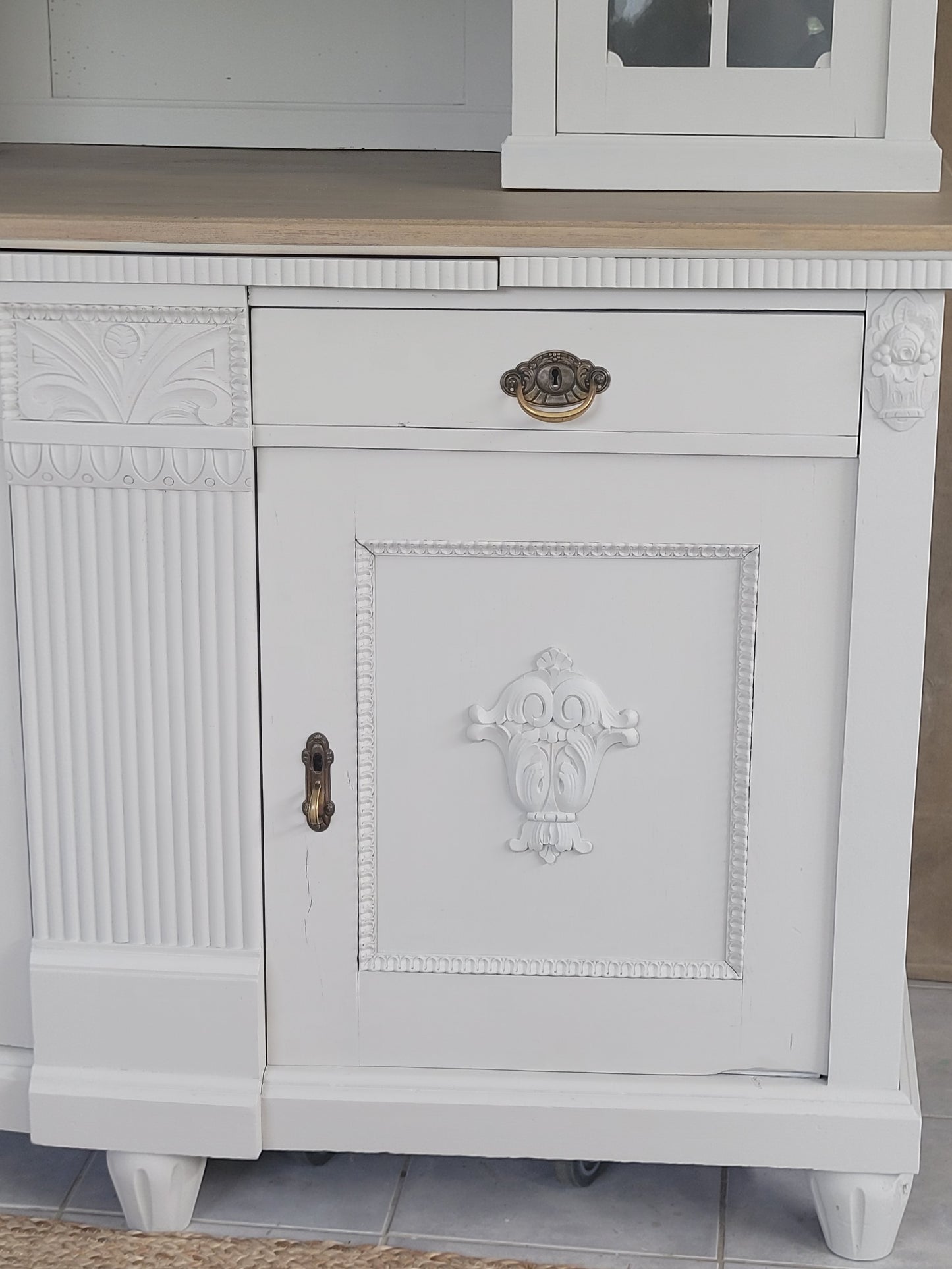 Exklusives antikes Landhaus- Buffet "Amiens" neu gestaltet