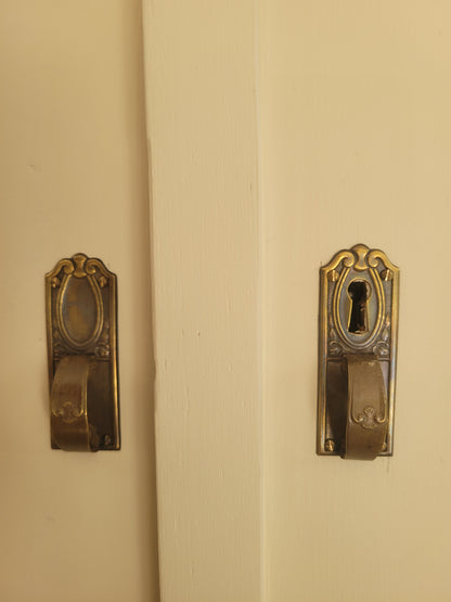 ENDOFSUMMERSALE - Antiker Dielen-/Kleider-Schrank "Eleonore" frisch aufgemöbelt