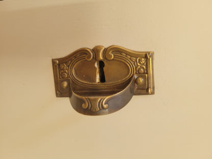 ENDOFSUMMERSALE - Antiker Dielen-/Kleider-Schrank "Eleonore" frisch aufgemöbelt