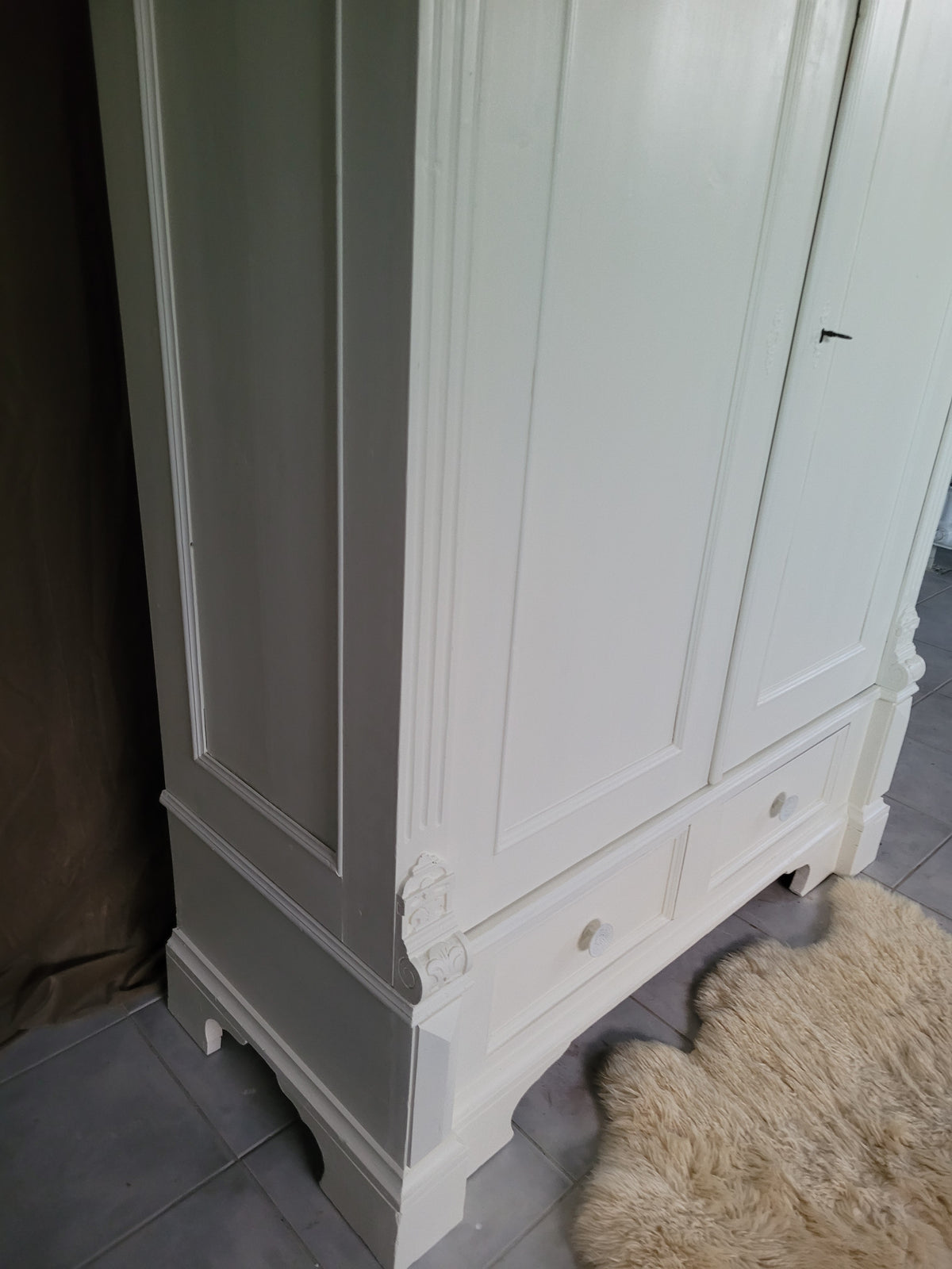 Antiker massiver Wäscheschrank "Aurelia"