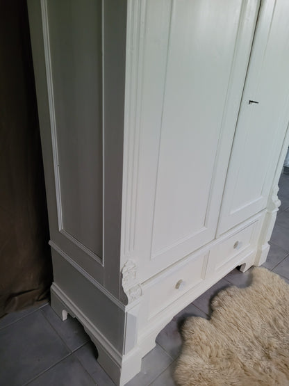 Antiker massiver Wäscheschrank "Aurelia"