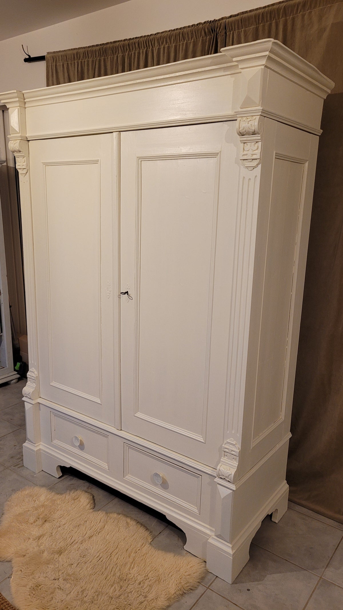 Antiker massiver Wäscheschrank "Aurelia"