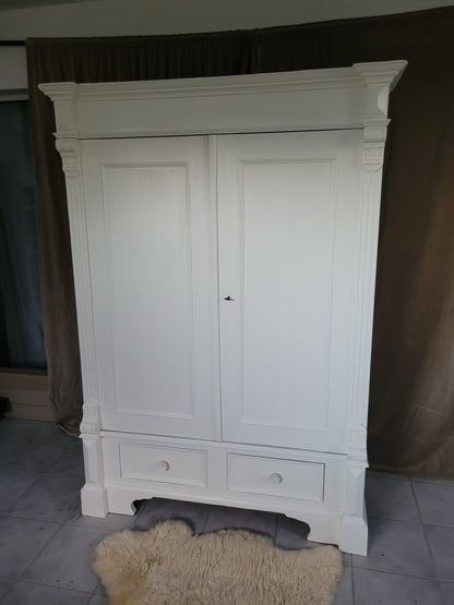 Antiker massiver Wäscheschrank "Aurelia"