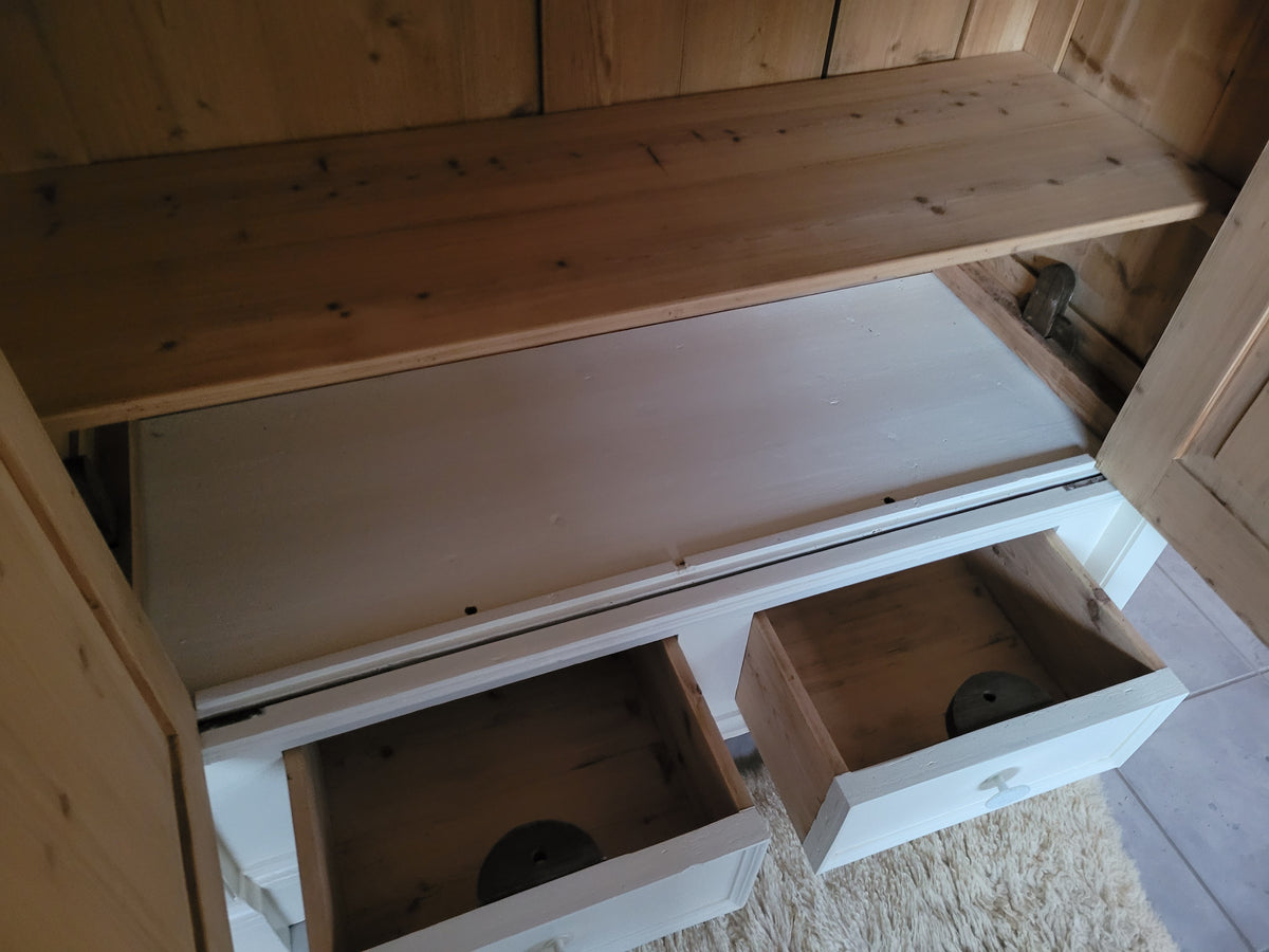 Antiker massiver Wäscheschrank "Aurelia"
