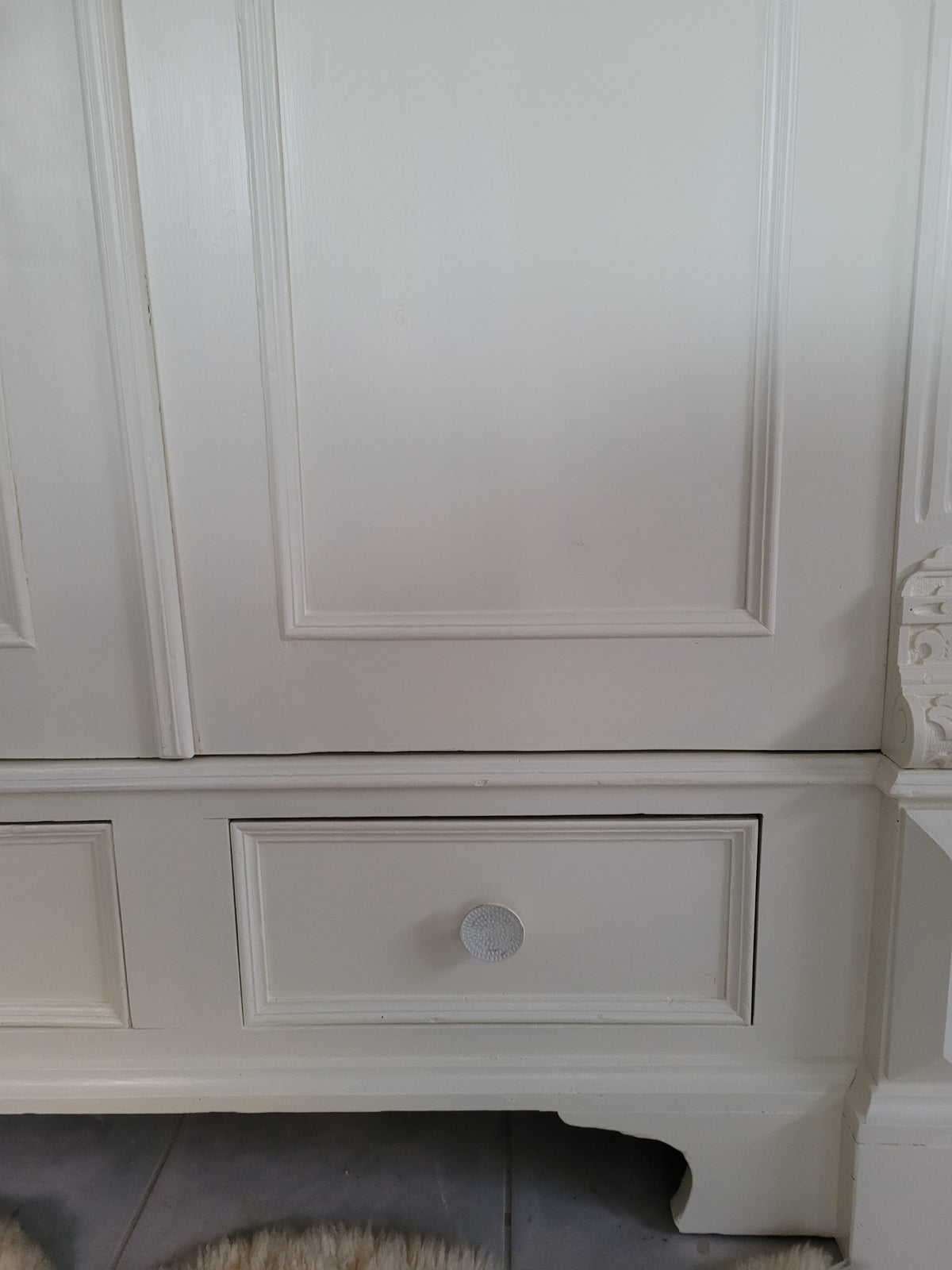Antiker massiver Wäscheschrank "Aurelia"