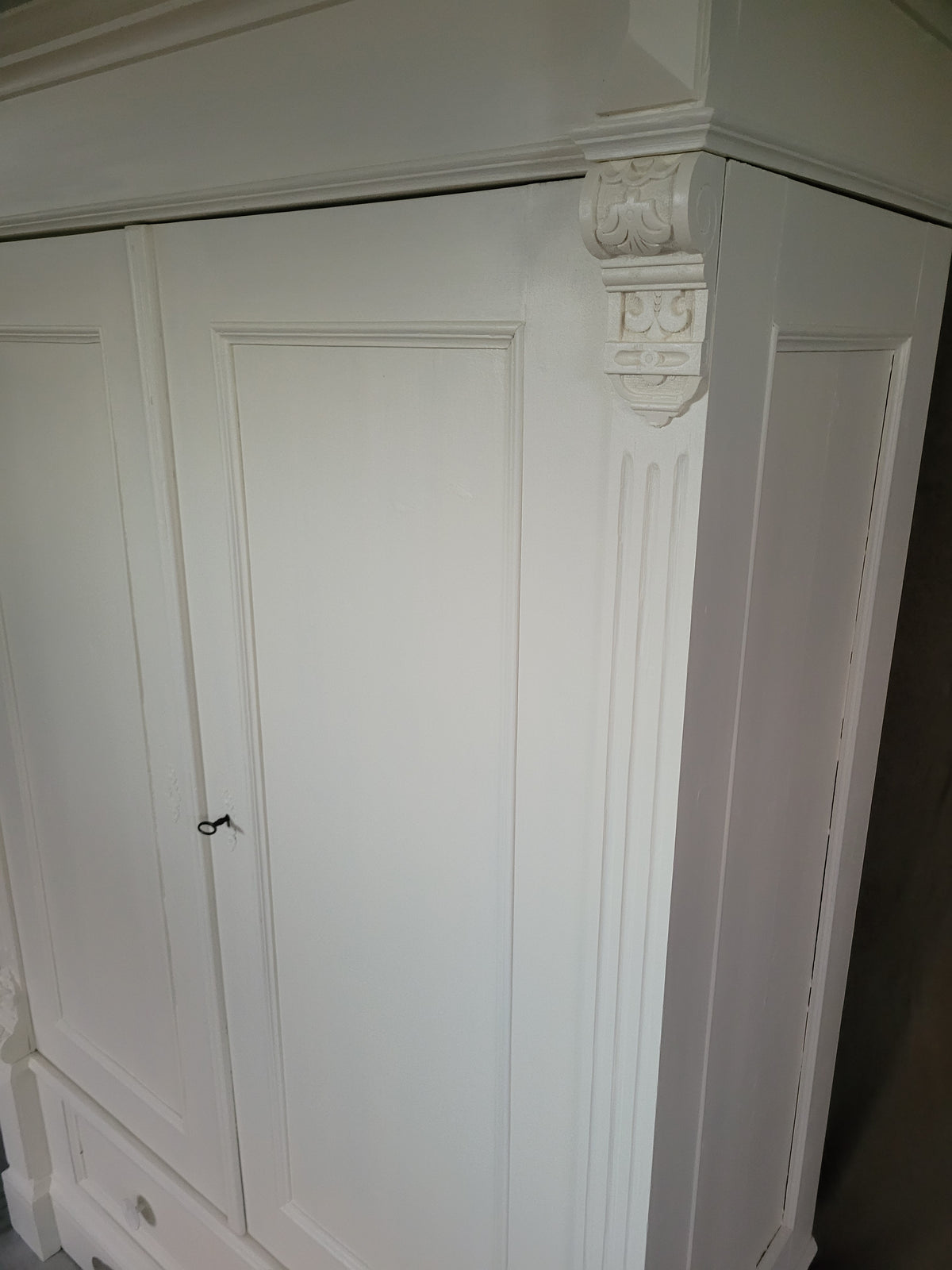 Antiker massiver Wäscheschrank "Aurelia"