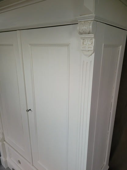 Antiker massiver Wäscheschrank "Aurelia"