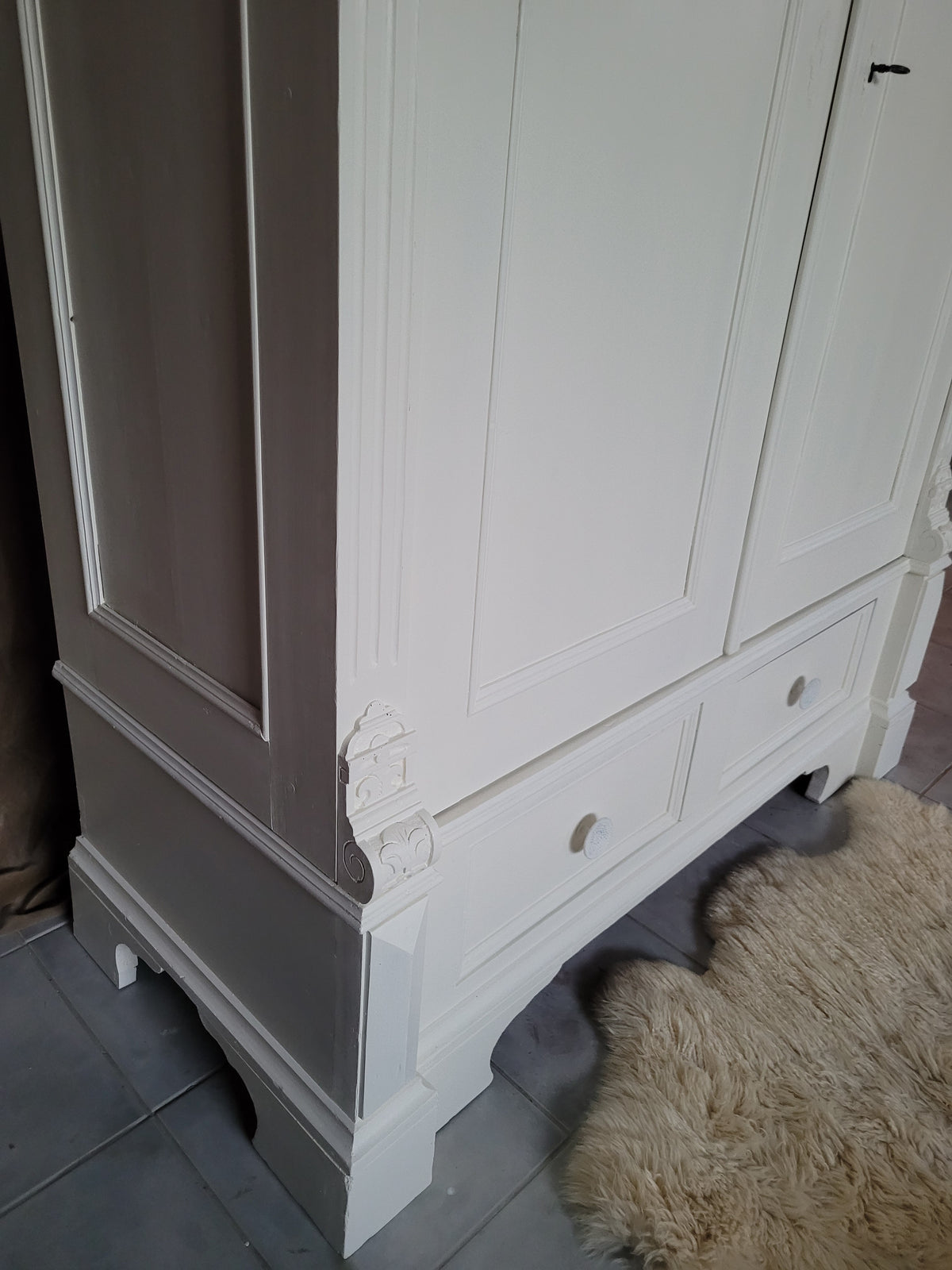 Antiker massiver Wäscheschrank "Aurelia"