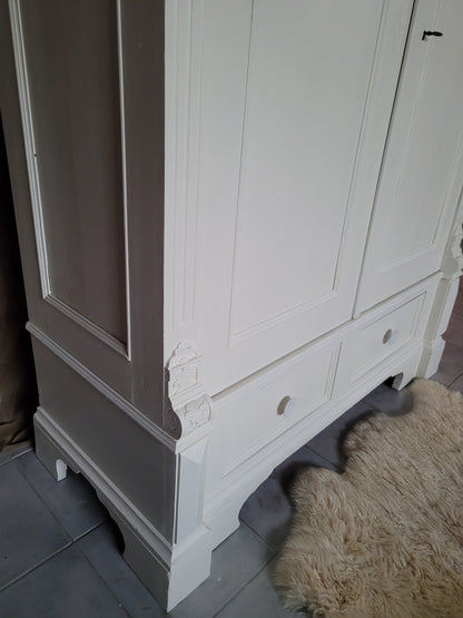 Antiker massiver Wäscheschrank "Aurelia"