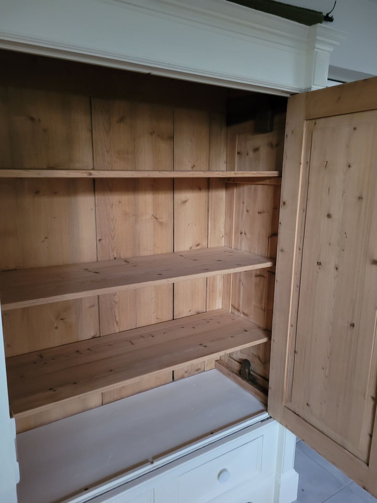 Antiker massiver Wäscheschrank "Aurelia"