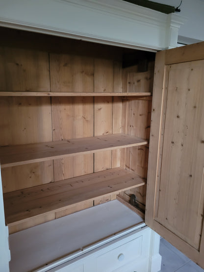 Antiker massiver Wäscheschrank "Aurelia"