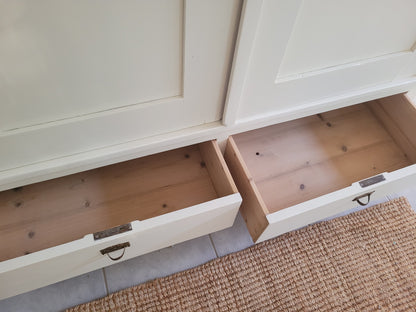ENDOFSUMMERSALE - Antiker Dielen-/Kleider-Schrank "Eleonore" frisch aufgemöbelt