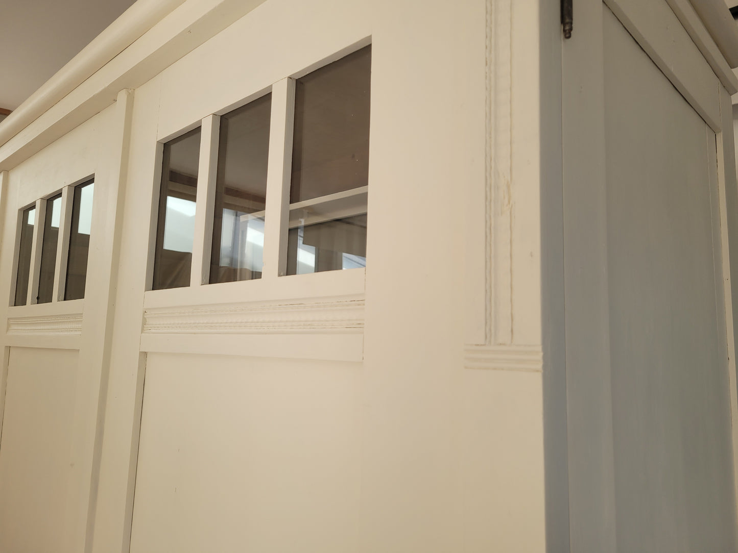 Antiker Dielen-/Kleider-Schrank "Eleonore" frisch aufgemöbelt