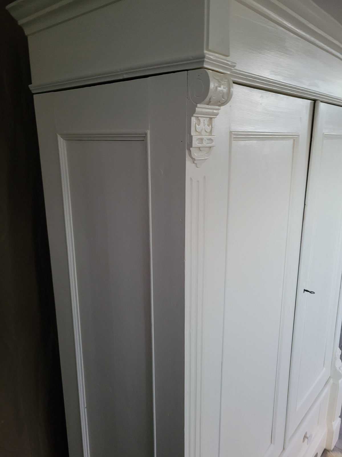 Antiker massiver Wäscheschrank "Aurelia"