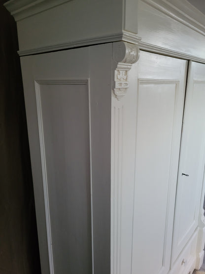 Antiker massiver Wäscheschrank "Aurelia"