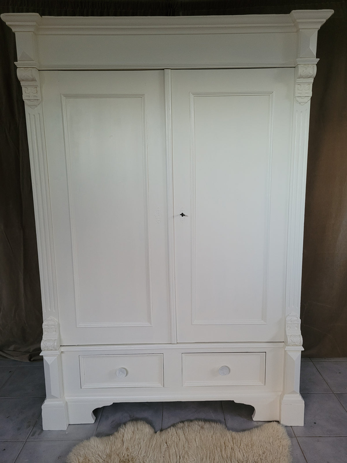 Antiker massiver Wäscheschrank "Aurelia"