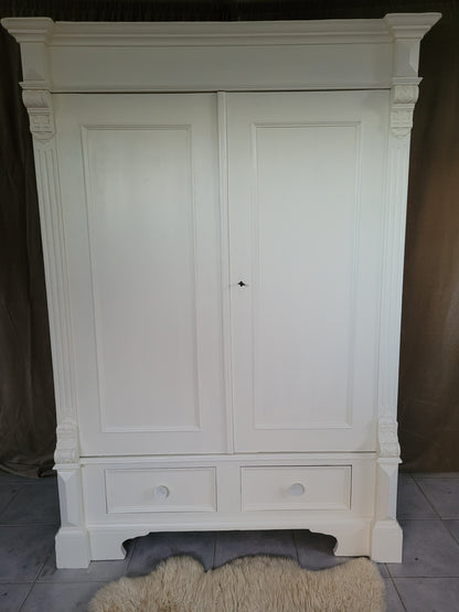 Antiker massiver Wäscheschrank "Aurelia"