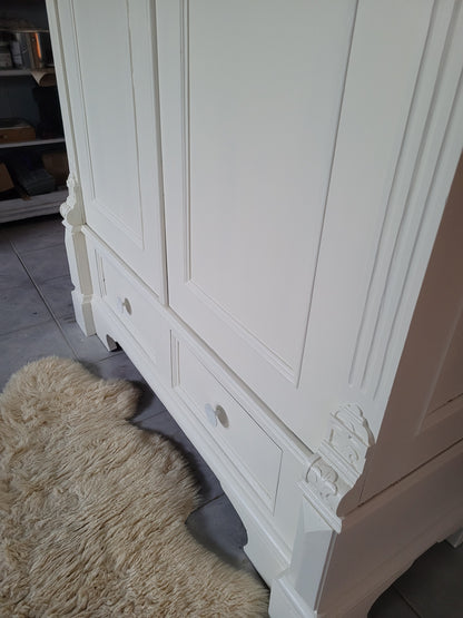 Antiker massiver Wäscheschrank "Aurelia"