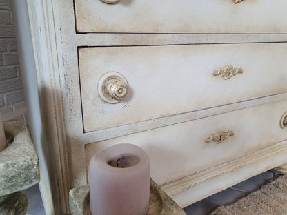 Antike Schubladen- Kommode im klassischen Shabby-Look