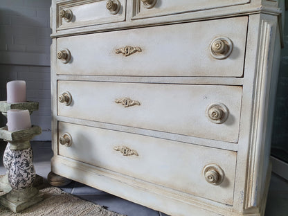 Antike Schubladen- Kommode im klassischen Shabby-Look