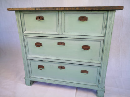 Antike Kommode mit Schubladen restyle in Curacao Green