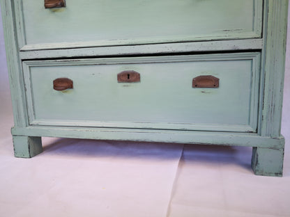 Antike Kommode mit Schubladen restyle in Curacao Green